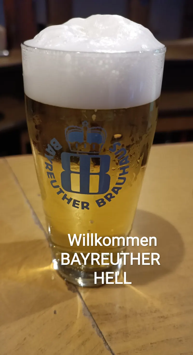 Frisch gezapftes Bier im Glas