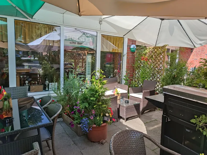 Sitzgruppen auf der Terrasse des Max & Moritz