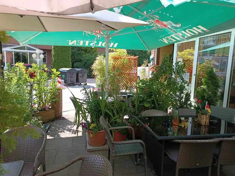 Terrasse mit Sonnenschirmen und Bepflanzung