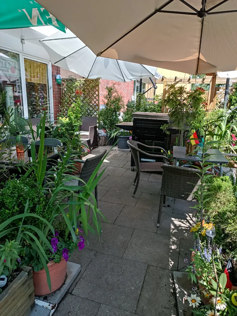 Überdachter Terrassenbereich des Max & Moritz in Norderstedt