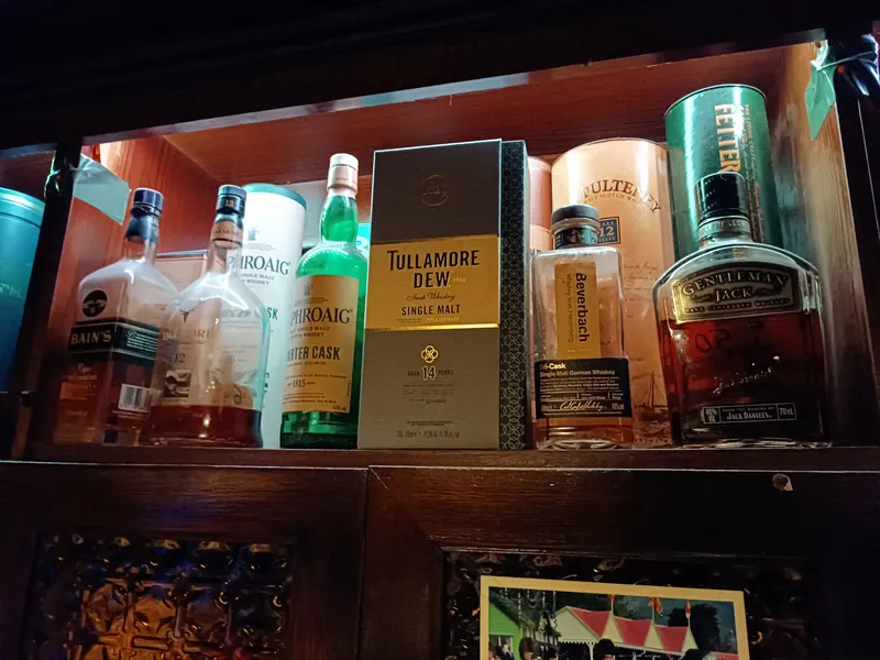 Whiskyflaschen im Regal hinter dem Tresen