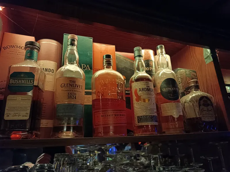 Blick auf das Whisky- und Spirituosenregal hinter dem Tresen